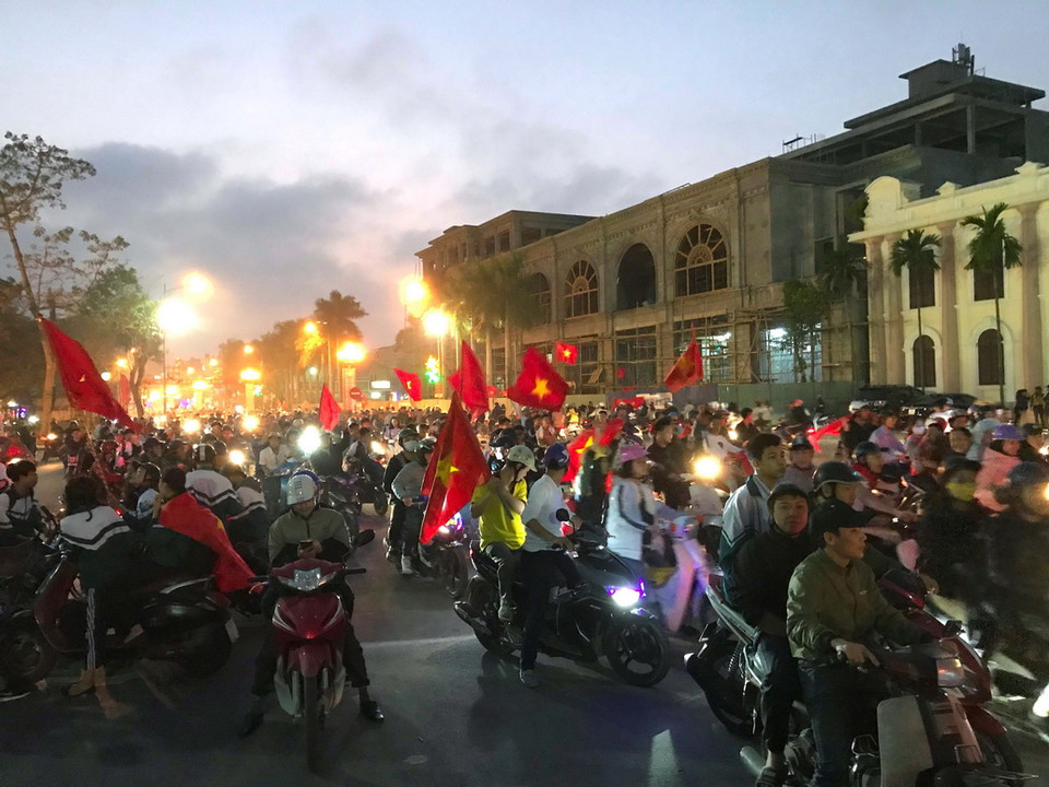 Trên khắp các tuyến phố chính tại Nam Định rừng người tay cầm cờ tổ quốc, băng rôn, khẩu hiệu. (Ảnh Công Luật/TTXVN)