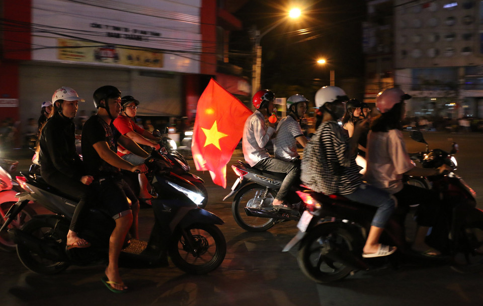 Người dân thành phố Long Xuyên, tỉnh An Giang đổ ra đường ăn mừng chiến thắng của đội tuyển Olympic Việt Nam. (Ảnh: Công Mạo/TXVN)