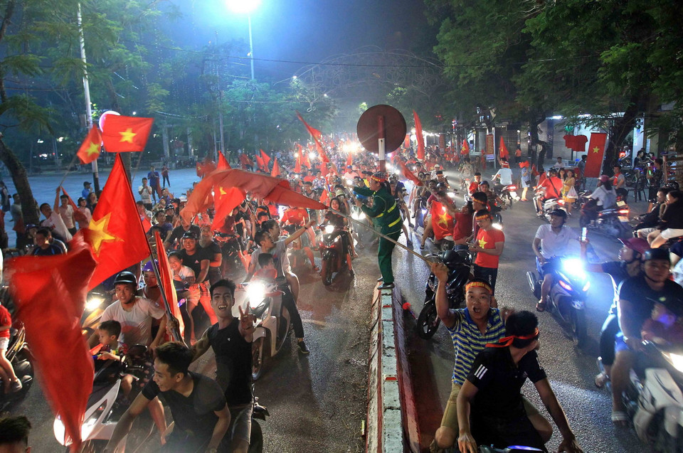 Hàng nghìn người hâm mộ Hải Phòng đã xuống đường ăn mừng chiến thắng, chúc mừng huấn luyện viên Park Hang Seo cùng các cầu thủ. (Ảnh: An Đăng/TTXVN)