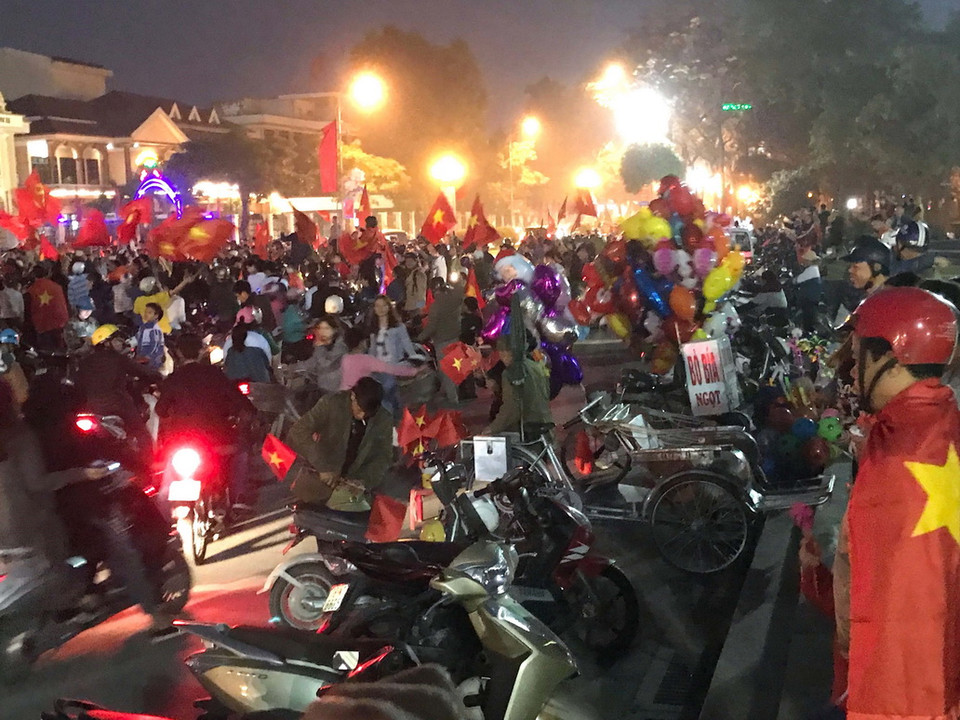 Trên khắp các tuyến phố chính tại Nam Định rừng người tay cầm cờ tổ quốc, băng rôn, khẩu hiệu. (Ảnh Công Luật/TTXVN)