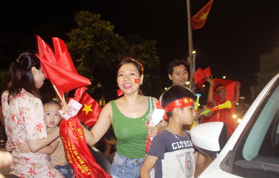 Hàng vạn người dân thành phố Hạ Long (Quảng Ninh) đã đổ ra đường ăn mừng. (Ảnh: Văn Đức/TTXVN)