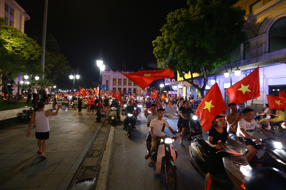 Người dân Thủ đô ra đường ăn mừng chiến thăng lịch sử của đội tuyển Olympic Việt Nam. (Ảnh: Minh Quyết/TTXVN)