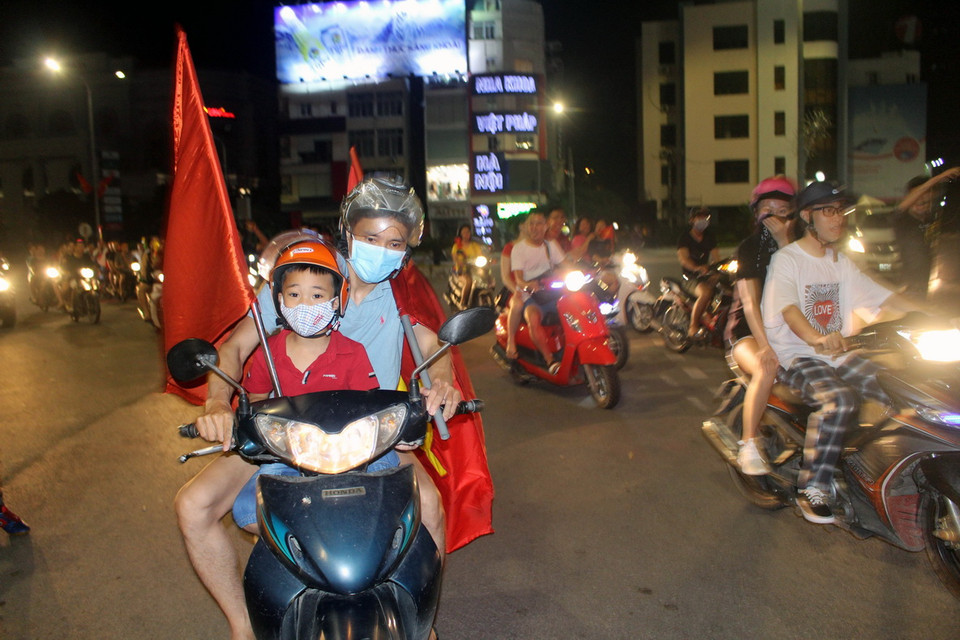 Hàng vạn người dân thành phố Hạ Long (Quảng Ninh) đã đổ ra đường ăn mừng. (Ảnh: Văn Đức/TTXVN)