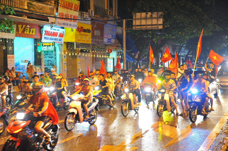 Hàng vạn người dân Ninh Bình xuống đường ăn mừng chiến thắng, chúc mừng huấn luyện viên Park Hang Seo và các cầu thủ. (Ảnh: Minh Đức/TTXVN)