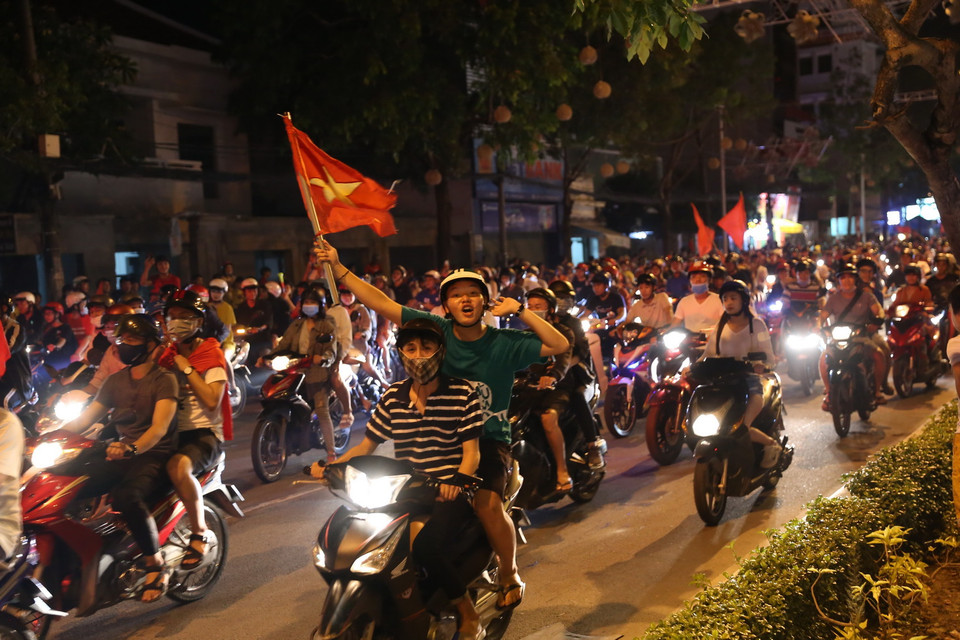 Người hâm mộ thành phố Cần Thơ đã xuống đường ăn mừng chiến thắng, chúc mừng huấn luyện viên Park Hang Seo cùng toàn thể các thành viên, ban huấn luyện và các cầu thủ. (Ảnh: Huy Hùng/TTXVN)