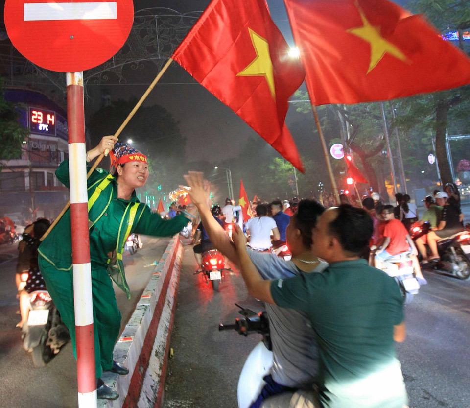 Hàng nghìn người hâm mộ Hải Phòng đã xuống đường ăn mừng chiến thắng, chúc mừng huấn luyện viên Park Hang Seo cùng các cầu thủ. (Ảnh: An Đăng/TTXVN)