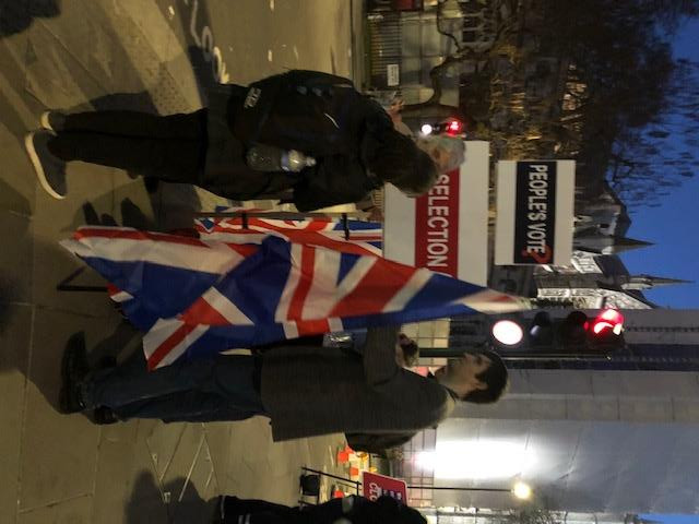 Cuộc biểu tình kéo dài hơn 5 tiếng đồng hồ với hàng nghìn người mang cờ Anh biểu hiện mong muốn rời khỏi EU. (Ảnh: Diễm Quỳnh/Vietnam+)