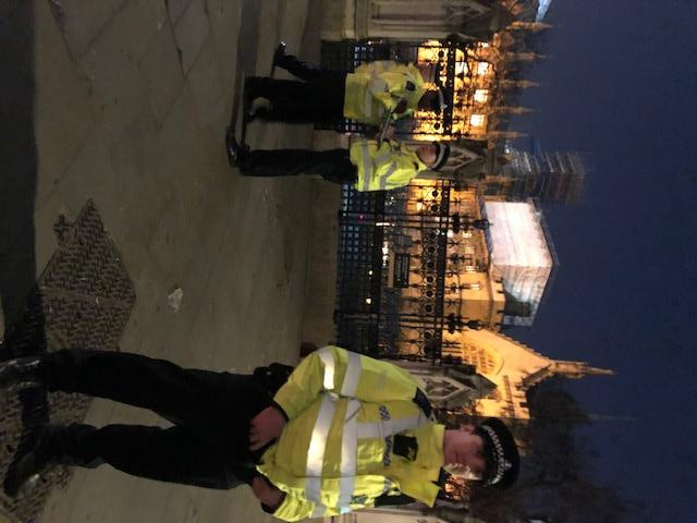 Cảnh sát Anh đã phải tăng cường huy động, chặn cả một khu vực rộng xung quanh toà nhà quốc hội. (Ảnh: Diễm Quỳnh/Vietnam+)