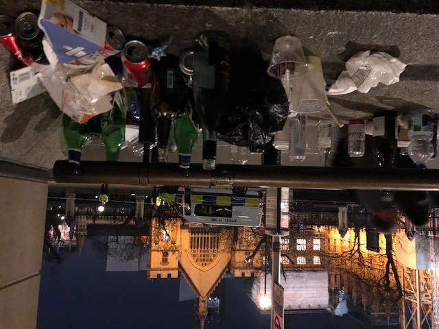 Ngổn ngang các vỏ chai bia rượu vứt la liệt sau khi đám biểu tình giải tán. (Ảnh: Diễm Quỳnh/Vietnam+)