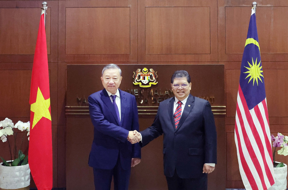 Tổng Bí thư Tô Lâm hội kiến Chủ tịch Hạ viện Malaysia Tan Sri Dato’ Johari Bin Abdul. (Ảnh: Thống Nhất/TTXVN)