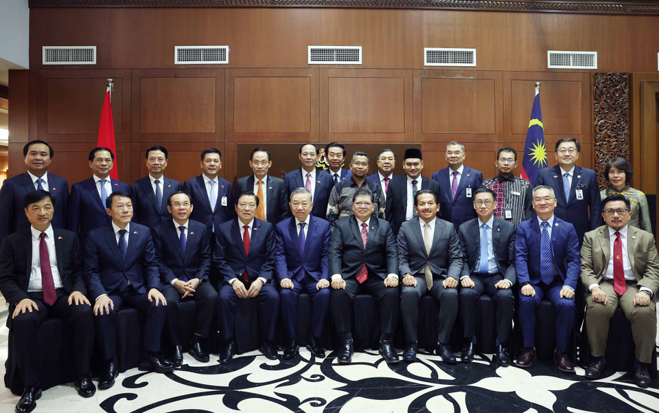 Tổng Bí thư Tô Lâm và Chủ tịch Hạ viện Malaysia Tan Sri Dato’ Johari Bin Abdul cùng đại biểu hai nước chụp ảnh chung. (Ảnh: Thống Nhất/ TTXVN)