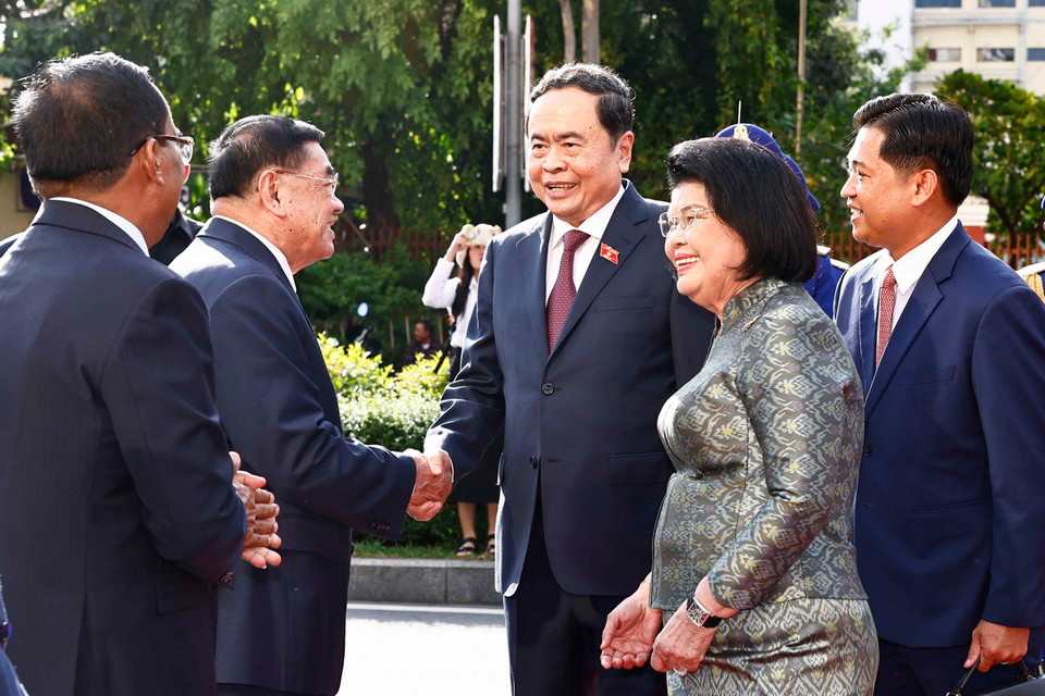 Chủ tịch Quốc hội Samdech Khuon Sudary giới thiệu với Chủ tịch Quốc hội Trần Thanh Mẫn các thành viên Đoàn cấp cao Campuchia. (Ảnh: Doãn Tấn/TTXVN)