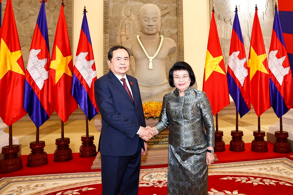 Chủ tịch Quốc hội Campuchia Samdech Khuon Sudary đón Chủ tịch Quốc hội Trần Thanh Mẫn. (Ảnh: Doãn Tấn/TTXVN)