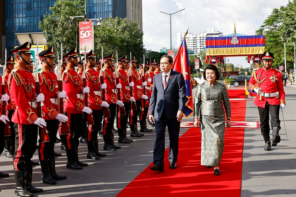 Chủ tịch Quốc hội Trần Thanh Mẫn và Chủ tịch Quốc hội Campuchia Samdech Khuon Sudary duyệt Đội danh dự. (Ảnh: Doãn Tấn/TTXVN)
