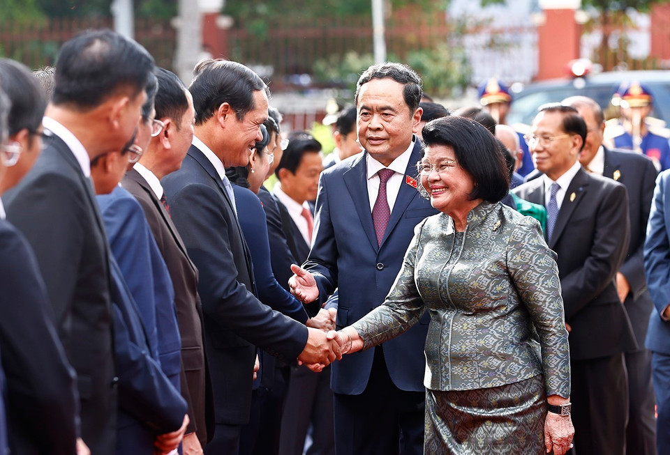 Chủ tịch Quốc hội Samdech Khuon Sudary giới thiệu với Chủ tịch Quốc hội Trần Thanh Mẫn các thành viên Đoàn cấp cao Campuchia. (Ảnh: Doãn Tấn/TTXVN)