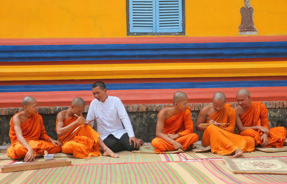 Một buổi học viết chữ Pali trên lá buông của các sư, sãi chùa Sà Lôn, xã Lương Phi, huyện Tri Tôn, An Giang. (Ảnh: Công Mạo/TTXVN)