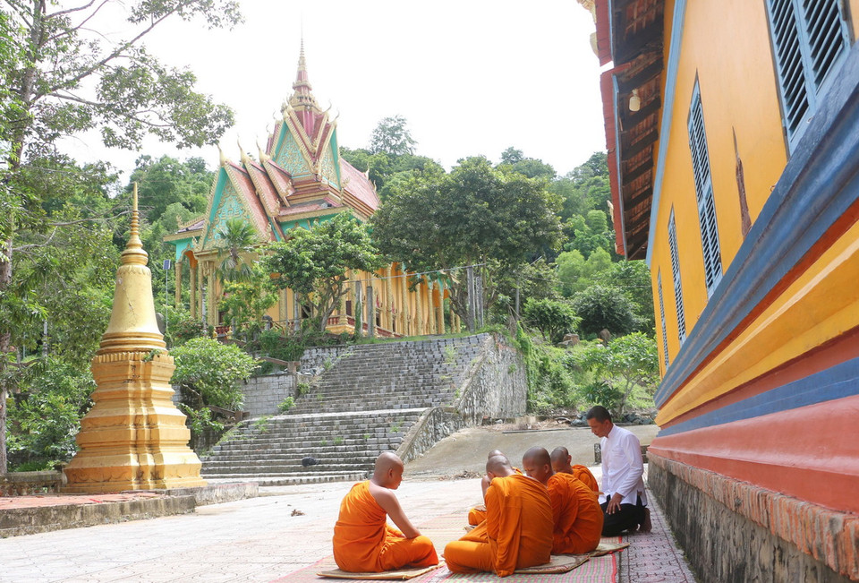 Một buổi học viết chữ Pali trên lá buông của các sư, sãi chùa Sà Lôn, xã Lương Phi, huyện Tri Tôn, An Giang. (Ảnh: Công Mạo/TTXVN)