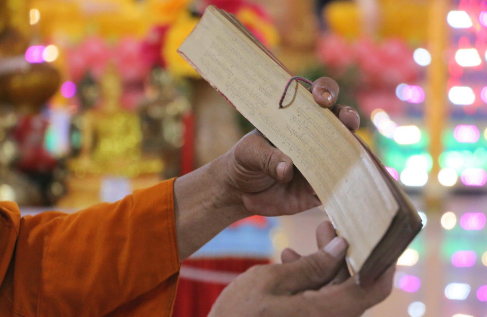 Kinh lá buông có 4 loại gồm kinh Phật; truyện cổ dân gian; hội hè, trò chơi dân gian; bài giáo huấn dân gian. (Ảnh: Công Mạo/TTXVN)