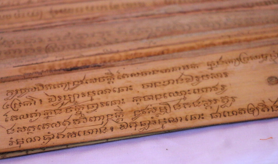 Kinh Phật chạm khắc trên lá buông là tài liệu quý, ghi lại những lời dạy của Phật để truyền cho hậu thế và chỉ được mở ra thuyết pháp vào những dịp quan trọng như lễ Phật Đản, lễ Kathina (lễ dâng bông, dâng y cà sa), lễ Thvai PresKhe (Cúng trăng), Lễ Dolta (Cúng ông bà)... (Ảnh: Công Mạo/TTXVN)