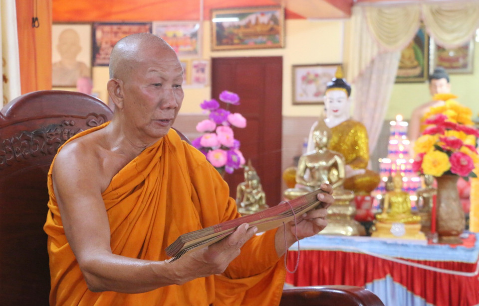 Hòa thượng Chau Sơn Hy, Sư cả chùa Sà Lôn ở xã Lương Phi, huyện Tri Tôn (An Giang) giới thiệu về những bộ kinh lá buông đang được lưu giữ tại chùa. (Ảnh: Công Mạo/TTXVN)