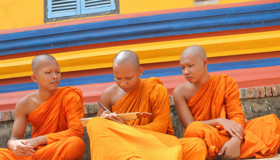 Các sư trẻ tại chùa Sà Lôn (xã Lương Phi, huyện Tri Tôn, An Giang) mải mê học viết chữ Pali trên lá buông nhằm tiếp tục kế thừa những giá trị văn hoá đặc sắc của các thế hệ đi trước. (Ảnh: Công Mạo/TTXVN)