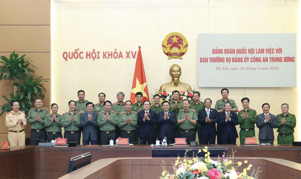 Chủ tịch Quốc hội Vương Đình Huệ và các đồng chí lãnh đạo Quốc hội với Ban Thường vụ Đảng ủy Công an Trung ương. (Ảnh: Doãn Tấn/TTXVN)