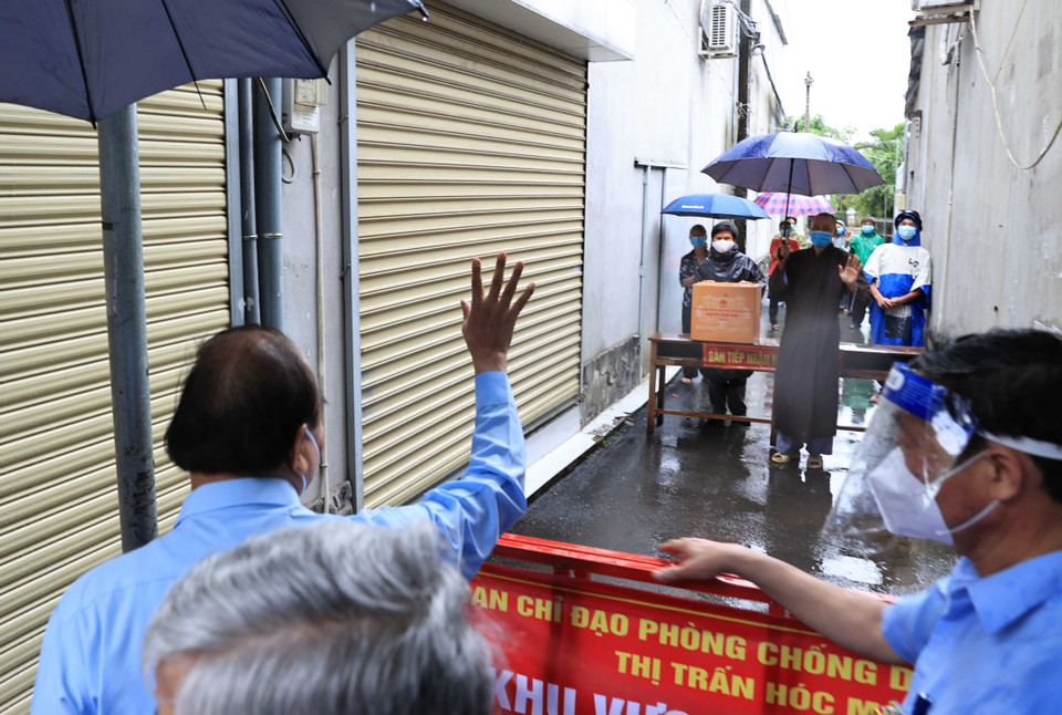 Chủ tịch nước Nguyễn Xuân Phúc thăm hỏi nhân dân trong khu vực phong tỏa tại thị trấn Hóc Môn, huyện Hóc Môn. (Ảnh: Thống Nhất/TTXVN)