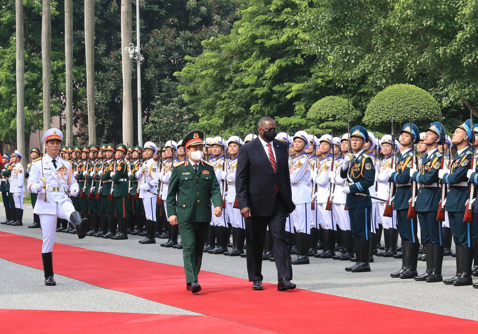 Đại tướng Phan Văn Giang, Bộ trưởng Quốc phòng và Bộ trưởng Quốc phòng Hoa Kỳ Lloyd Austin duyệt đội danh dự Quân đội Nhân dân Việt Nam tại lễ đón. (Ảnh: Trọng Đức/TTXVN)