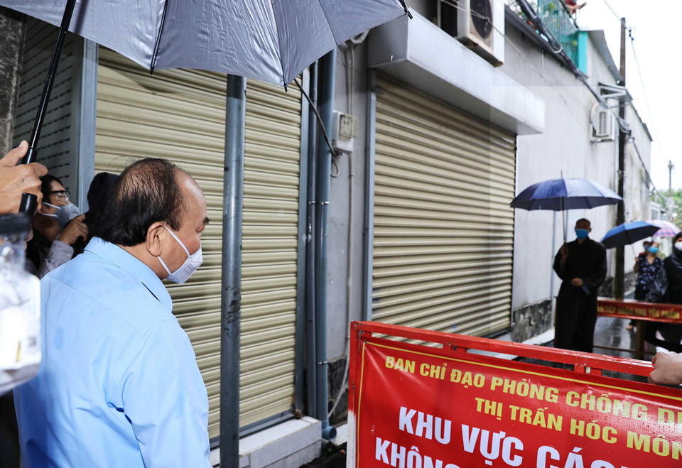 Chủ tịch nước Nguyễn Xuân Phúc thăm hỏi nhân dân trong khu vực phong tỏa tại thị trấn Hóc Môn, huyện Hóc Môn. (Ảnh: Thống Nhất/TTXVN)