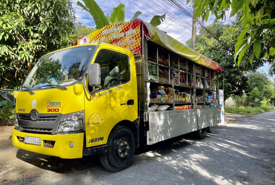 Siêu thị Tứ Sơn sử dụng xe tải chở hàng tấn hàng hóa thiết yếu bán lưu động cho các khu dân cư trên địa bàn thành phố Châu Đốc trong thời gian địa phương thực hiện giãn cách. (Ảnh: Thanh Sang/TTXVN)