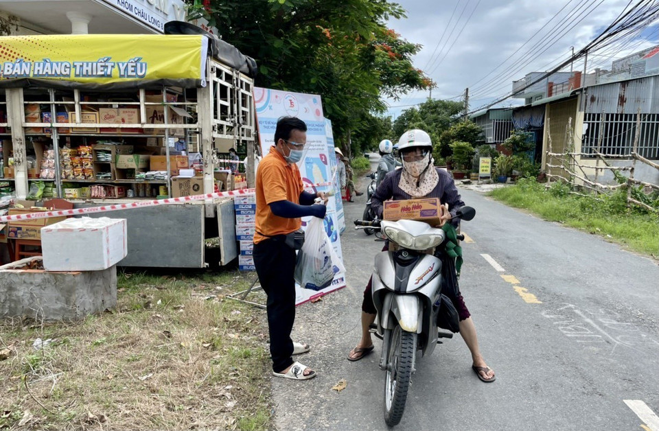 Việc mua bán luôn đảm bảo 5K phòng, chống dịch COVID theo khuyến cáo của Bộ Y tế. (Ảnh: Thanh Sang/TTXVN)