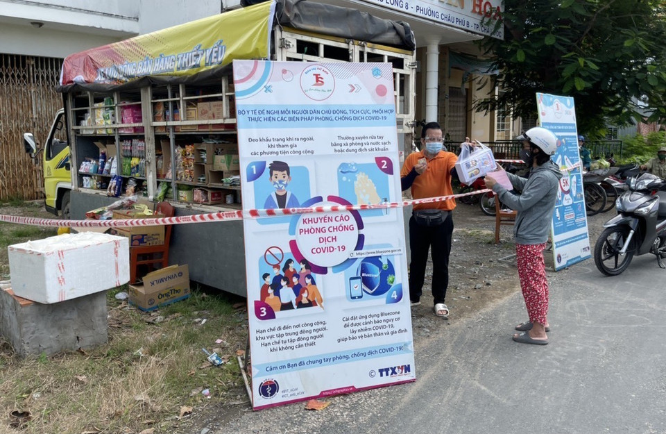 Người dân có thể mua được tất cả các mặt hàng thiết yếu trên xe hàng lưu động mà không cần đi chợ, siêu thị. (Ảnh: Thanh Sang/TTXVN)