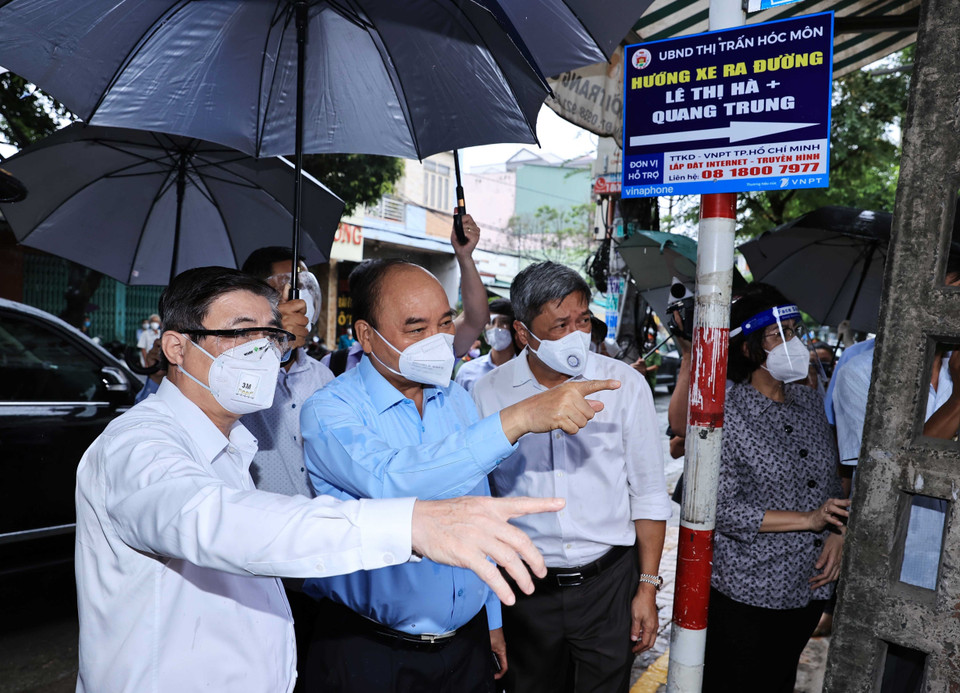 Chủ tịch nước Nguyễn Xuân Phúc kiểm tra công tác phòng, chống dịch COVID-19 tại thị trấn Hóc Môn, huyện Hóc Môn. (Ảnh: Thống Nhất/TTXVN)