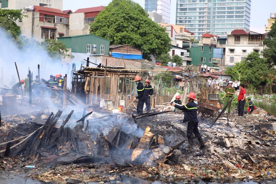 Các chiến sỹ cứu hỏa đang tiến hành dập lửa (Ảnh: Minh Sơn/Vietnam+)