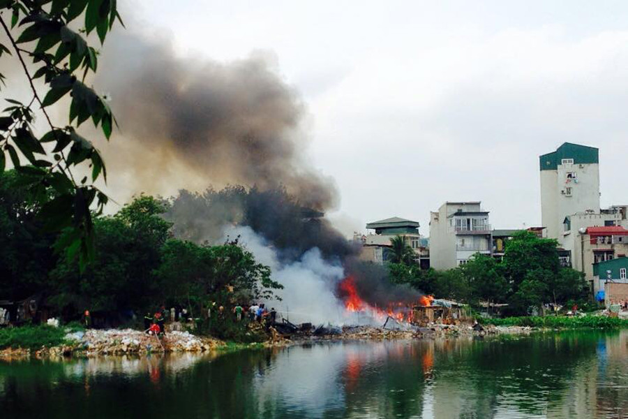 Dãy nhà tạm ven hồ Linh Quang bị cháy dữ dội. (Ảnh: Sơn Bách/Vietnam+)