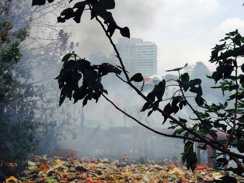 Khu vực cháy có diện tích khoảng 100m2, rất gần khu nhà tạm cư của dân lao động. (Ảnh: Sơn Bách/Vietnam+)