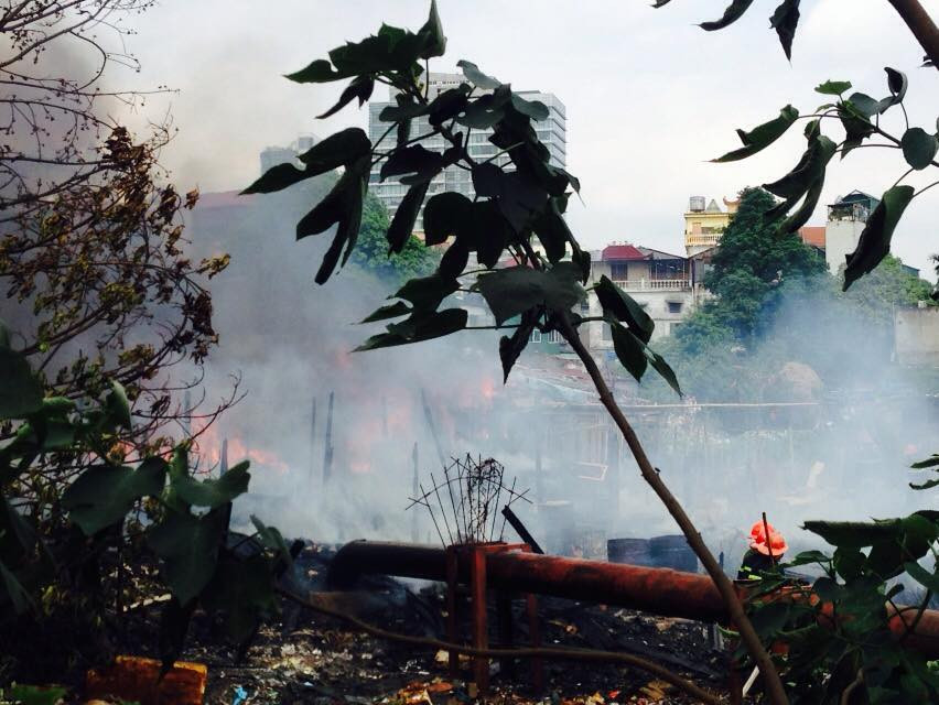 Đây là khu vực người dân lấn hồ để làm lán nhà nuôi lợn, gà. (Ảnh: Sơn Bách/Vietnam+)