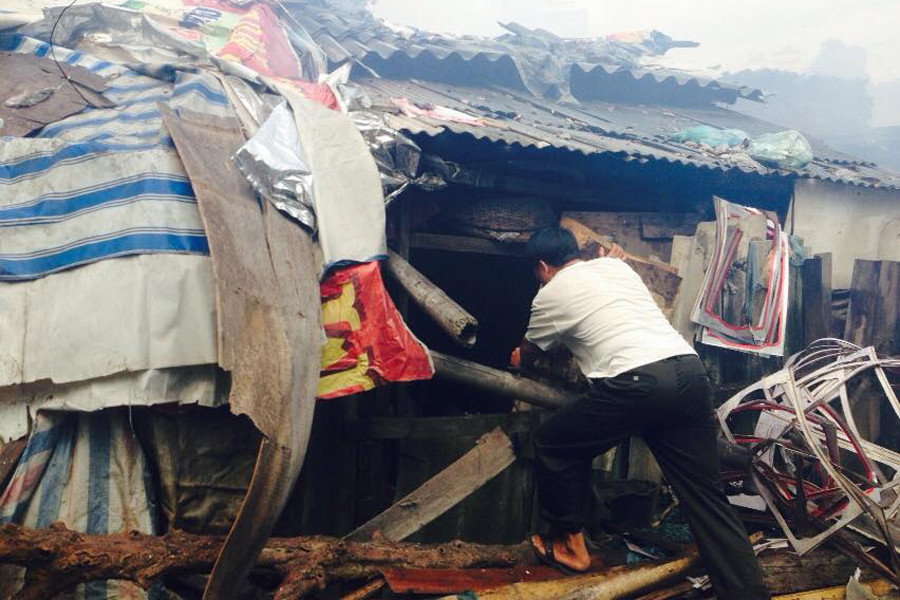 Người dân nghe tin đám cháy vội vã chạy về nhà. (Ảnh: Sơn Bách/Vietnam+)