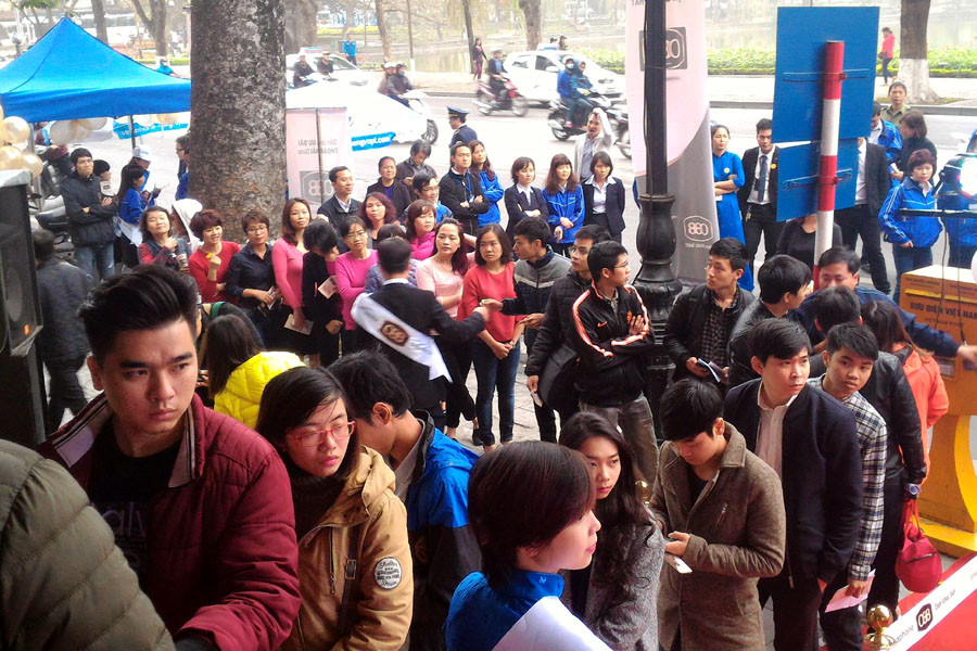 Rất đông khách hàng đã đến xếp hàng, đợi mua đầu số mới này của nhà mạng. (Ảnh: T.H/Vietnam+)