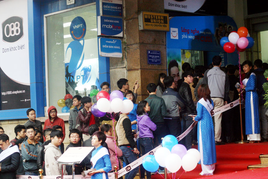 Theo quan sát của phóng viên VietnamPlus, đa phần người xếp hàng là thanh niên, một số ít là trung niên. (Ảnh: T.H/Vietnam+)