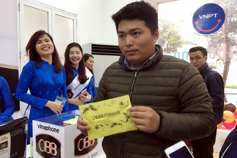 Anh Kiều Tuyên Huấn ở Cầu Giấy, Hà Nội là khách hàng may mắn bốc được chiếc sim có đuôi số đẹp. (Ảnh: Cầm Thi/Vietnam+)