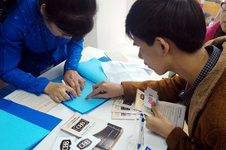 Anh Nguyễn Đình Thi (sinh năm 1996, sinh viên năm 2 Đại học Ngoại thương) là người đầu tiên sở hữu sim 0888 của nhà mạng bán ra trong ngày 7/3. (Ảnh: T.H/Vietnam+)