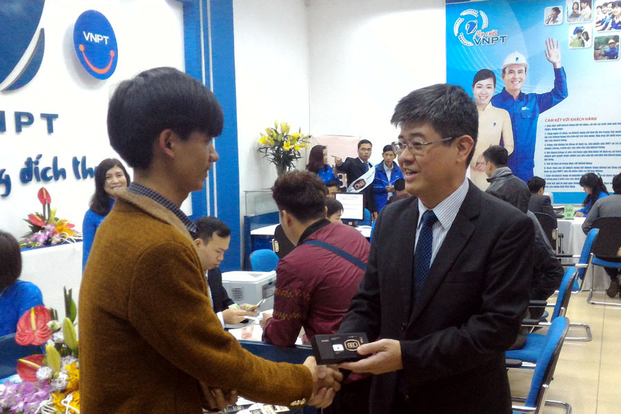 Phó Tổng Giám đốc VinaPhone Hồ Đức Thắng trao chiếc sim 'đại phát' đầu tiên tới tay khách hàng. (Ảnh: T.H/Vietnam+)