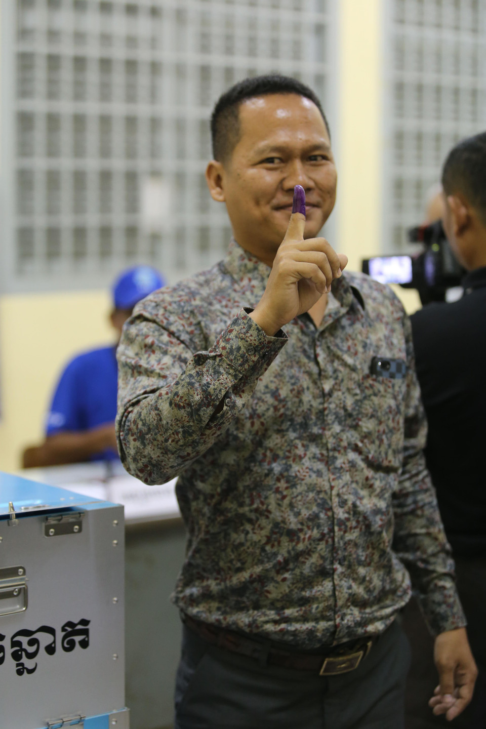 Cử tri giơ ngón tay có mực đánh dấu đã bầu cử. (Nguồn: Vietnam+)