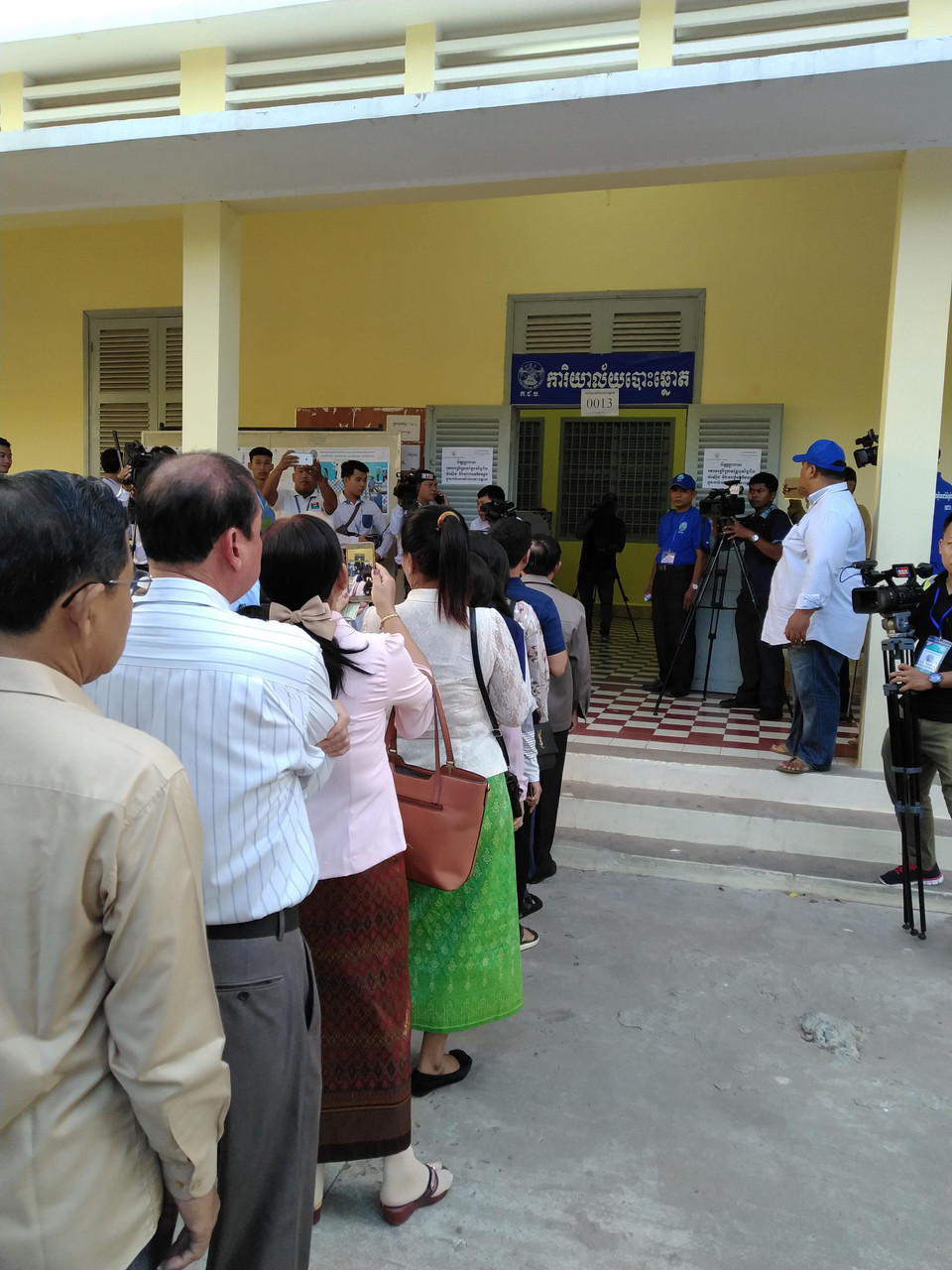 Các cử tri xếp hàng chờ vào bỏ phiếu tại phòng phiếu số 13 ở thủ đô Phnom Penh. (Nguồn: Vietnam+)