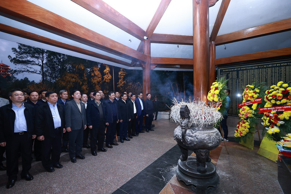 Thủ tướng Phạm Minh Chính dâng hương tưởng niệm liệt sỹ thanh niên xung phong toàn quốc tại Ngã ba Đồng Lộc. (Ảnh: Dương Giang/TTXVN)