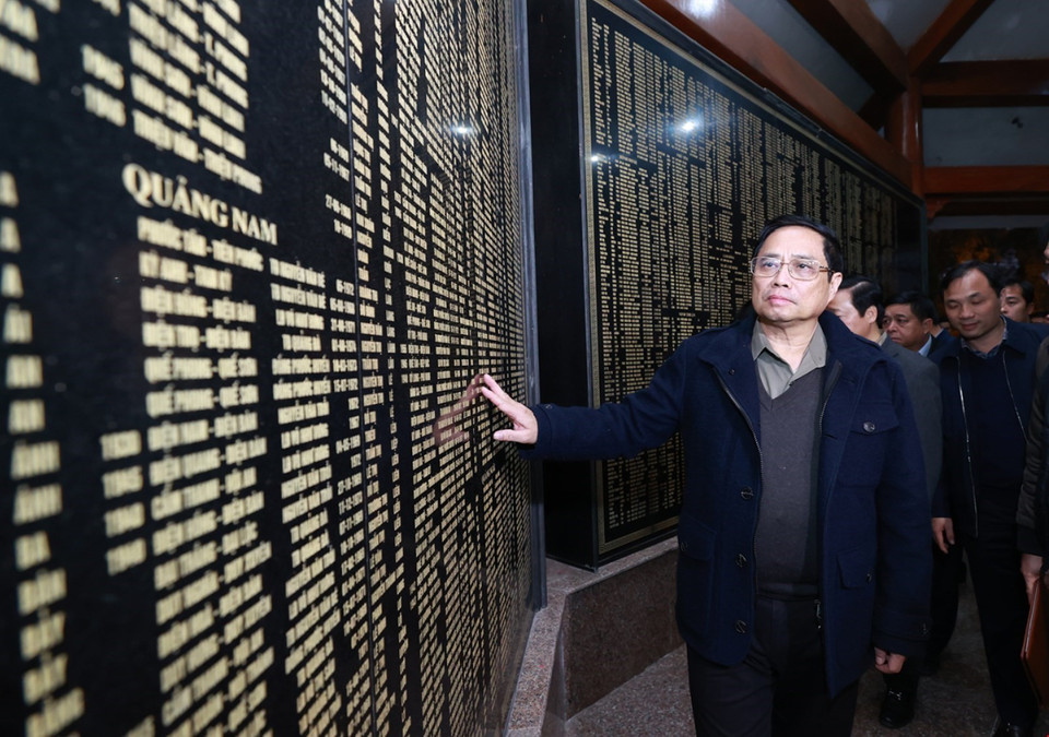 Thủ tướng Phạm Minh Chính thăm Nhà bia ghi danh liệt sỹ thanh niên xung phong tại Ngã ba Đồng Lộc. (Ảnh: Dương Giang/TTXVN)