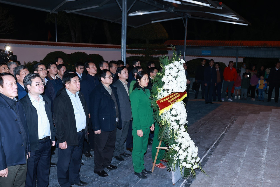 Thủ tướng Phạm Minh Chính dâng hương, hoa tưởng niệm 10 nữ anh hùng liệt sỹ thanh niên xung phong tại Ngã ba Đồng Lộc. (Ảnh: Dương Giang/TTXVN)