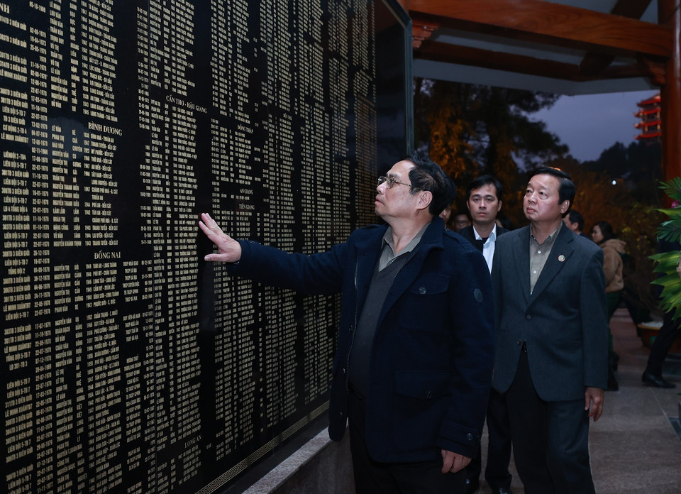 Thủ tướng Phạm Minh Chính thăm Nhà bia ghi danh liệt sỹ thanh niên xung phong tại Ngã ba Đồng Lộc. (Ảnh: Dương Giang/TTXVN)