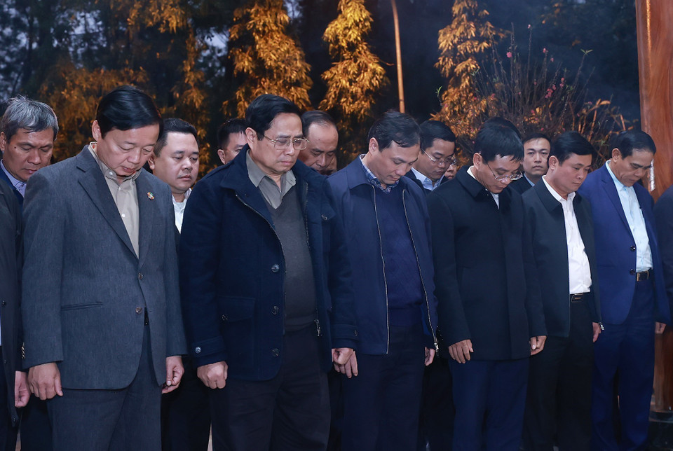Thủ tướng Phạm Minh Chính dâng hương tưởng niệm liệt sỹ thanh niên xung phong toàn quốc tại Ngã ba Đồng Lộc. (Ảnh: Dương Giang/TTXVN)